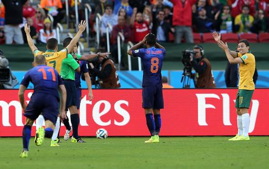 L'arbitro indica il dischetto. Epa